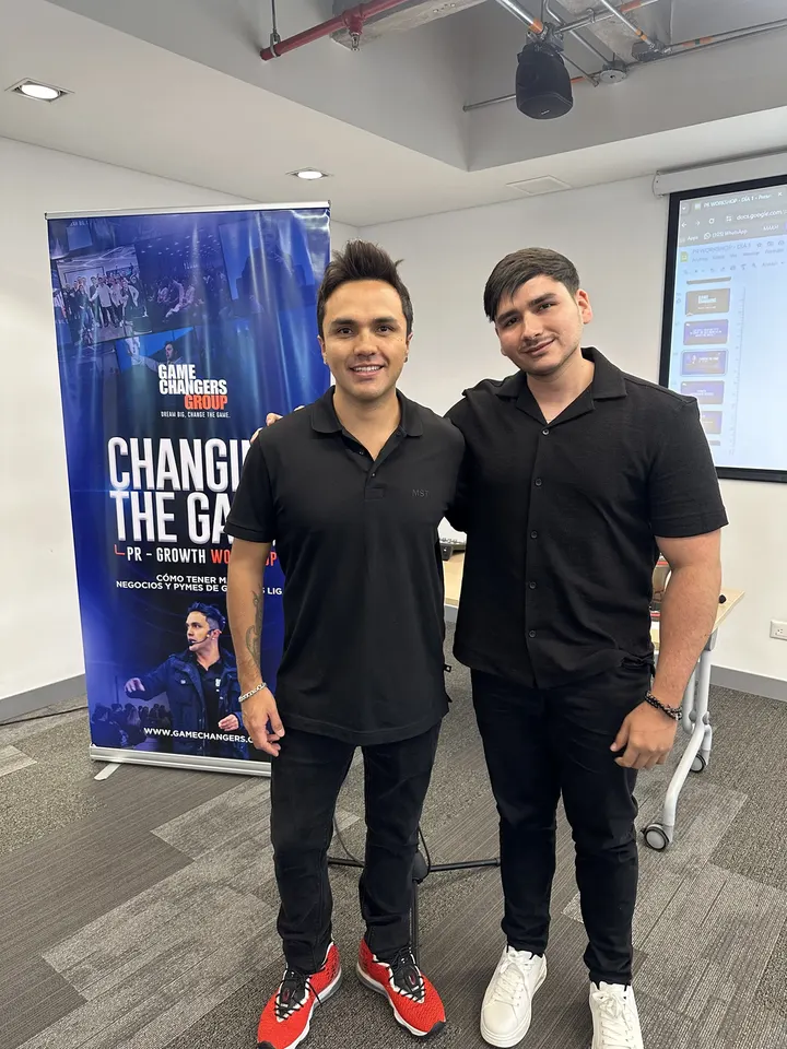 Santiago Rengifo con Andrés Motta en un taller de Game Changers