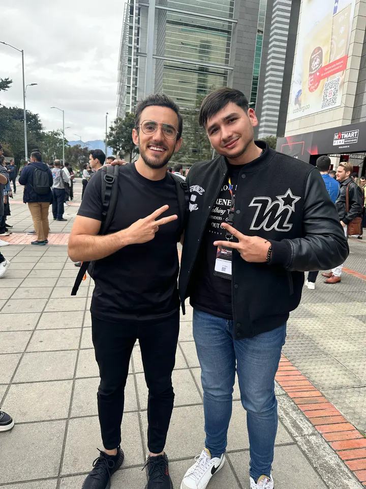 Santiago Rengifo con Juan Lombana, de Mercatitlán, en Hotmart Fire Sessions Colombia